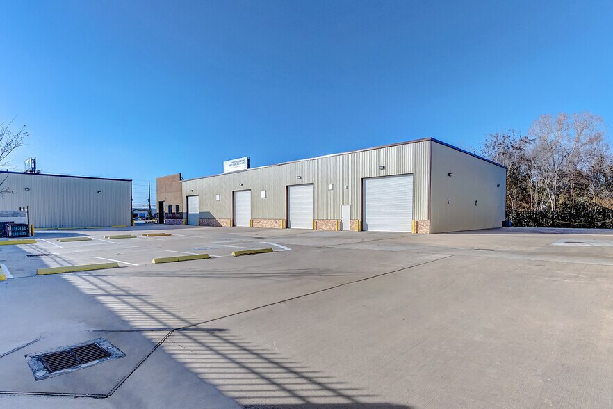 More Photos Of 1631 Highway 6 S, Houston Warehouse For Lease