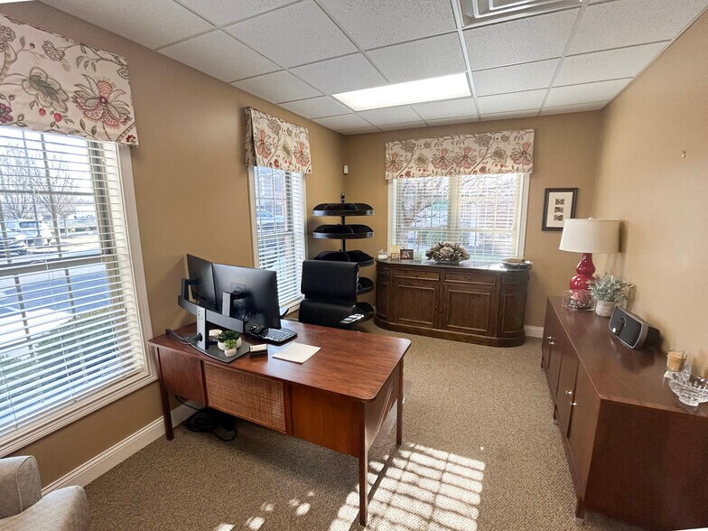 More Photos Of 5082-5086 Wooster Rd, Cincinnati Medical For Sale