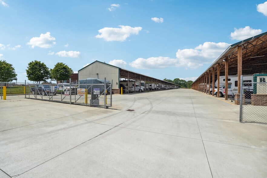 More Photos Of 4302 Mcbrayer Rd, Oakwood Self Storage For Sale