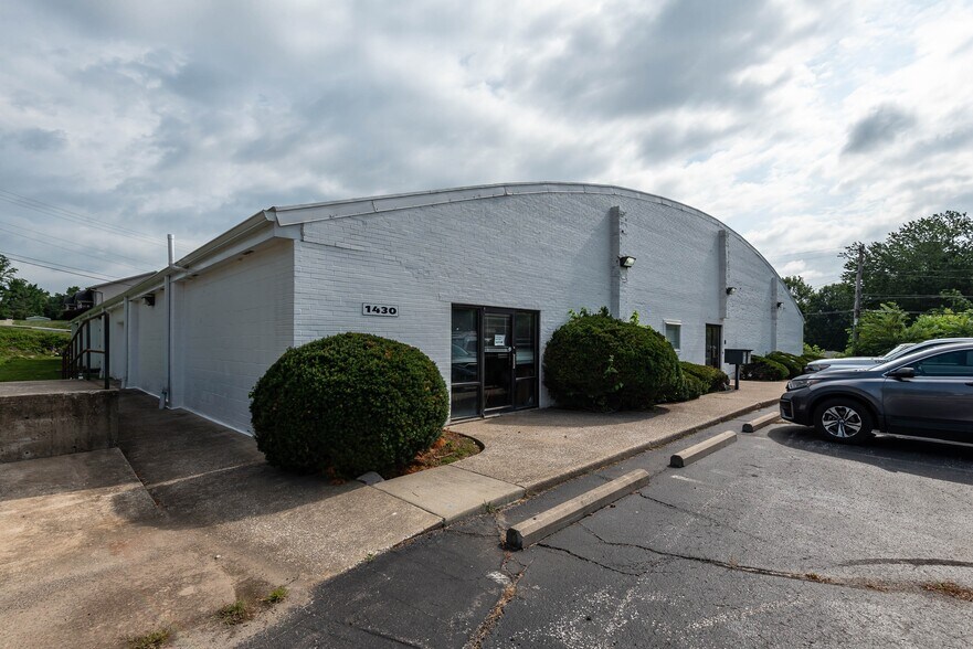More Photos Of 1430 Willis Dr, Bloomington Warehouse For Sale