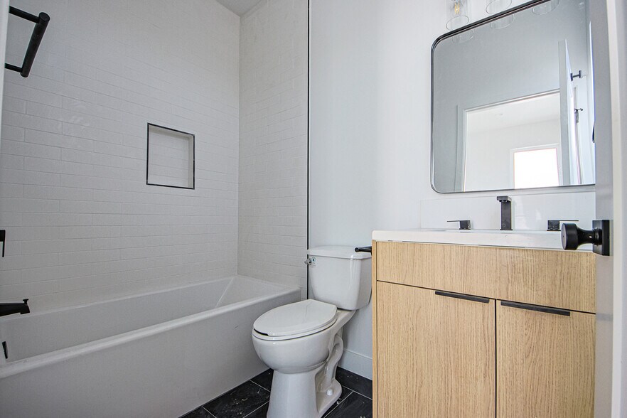 More Photos Of 6401 Odessa Ave, Lake Balboa Multifamily For Sale