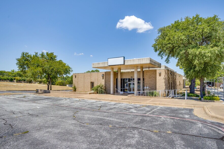More Photos Of 2225 Vatican Ln, Dallas Medical For Sale