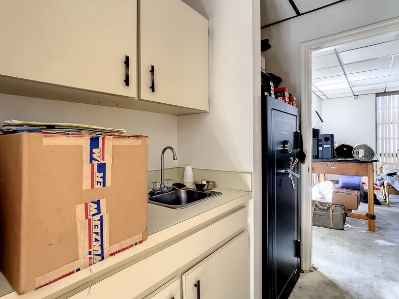 More Photos Of 11625 N 54th St, Clearwater Manufacturing For Sale