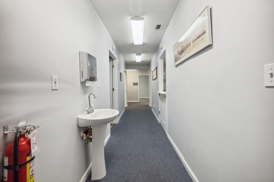 More Photos Of 2762 Dunn Ave, Jacksonville Office For Sale