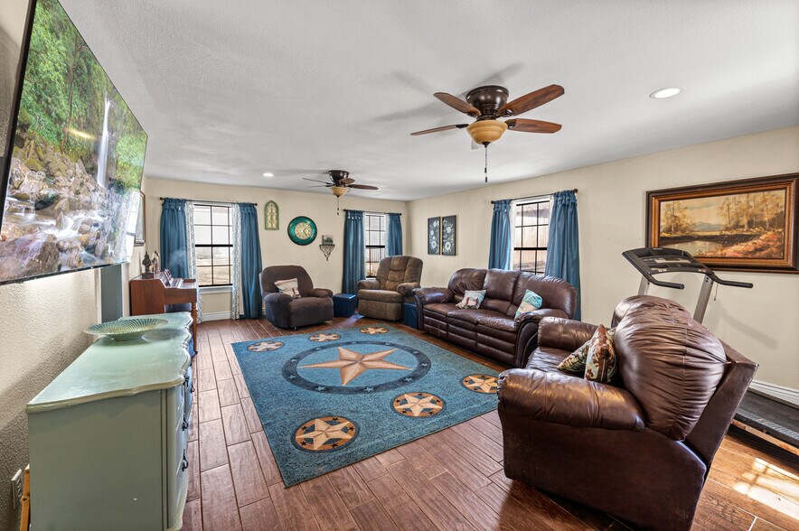 More Photos Of 3825 TX-154 Hwy, Quitman Office Residential For Sale