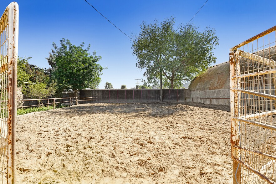 More Photos Of 1840 Riverside Dr, Glendale General Retail For Sale