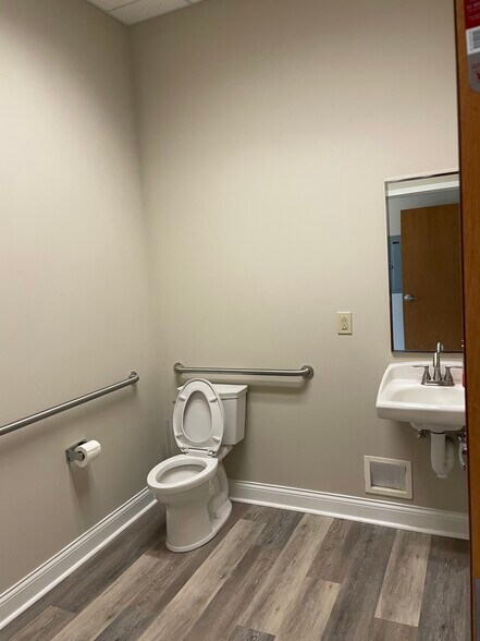 More Photos Of 715 N Church St, Charlotte Office For Sale