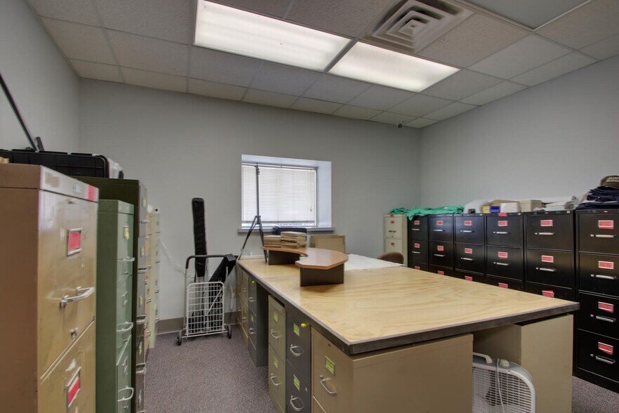 More Photos Of 301 S 7th St, Quincy Light Distribution For Sale