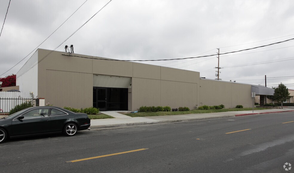More Photos Of 902 W 18th St, Costa Mesa Warehouse For Lease