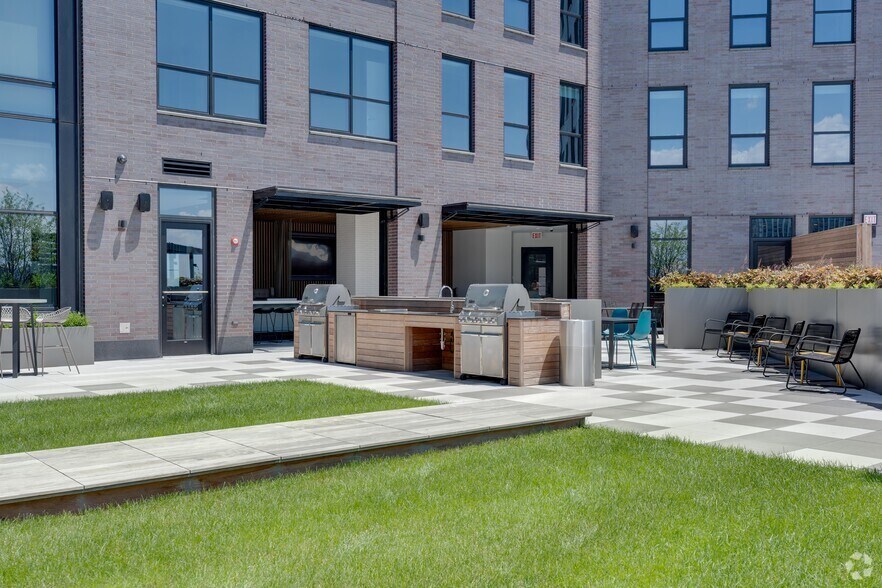 More Photos Of 730 N Milwaukee Ave, Chicago Apartments For Lease