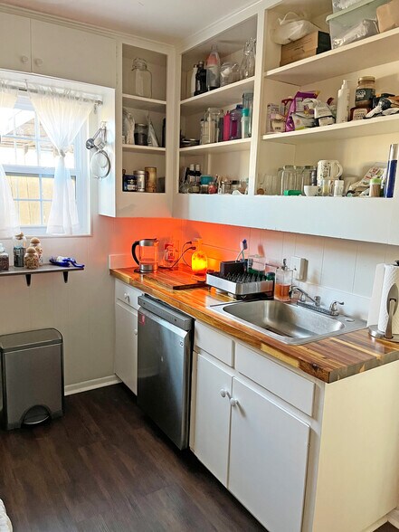 More Photos Of 1509 W North Loop Blvd, Austin General Retail For Sale