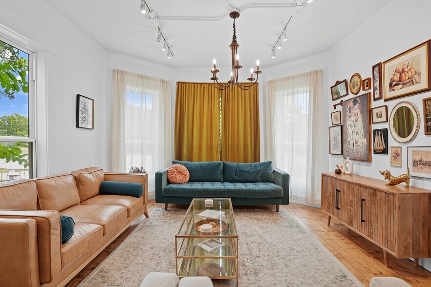 More Photos Of 924 S Main St, Broken Arrow Showroom For Sale