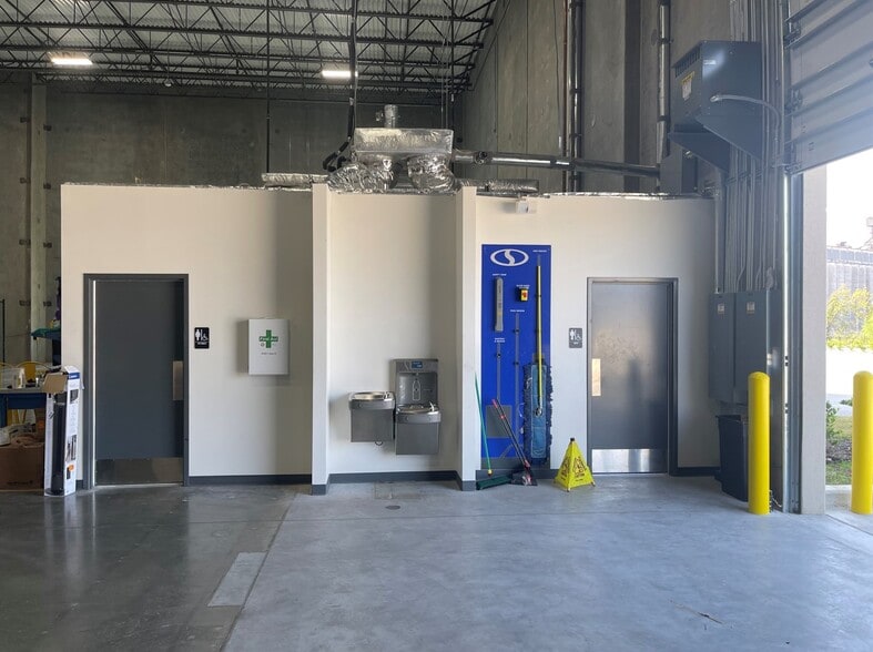 More Photos Of 8235 Plummer St, Houston Distribution For Lease