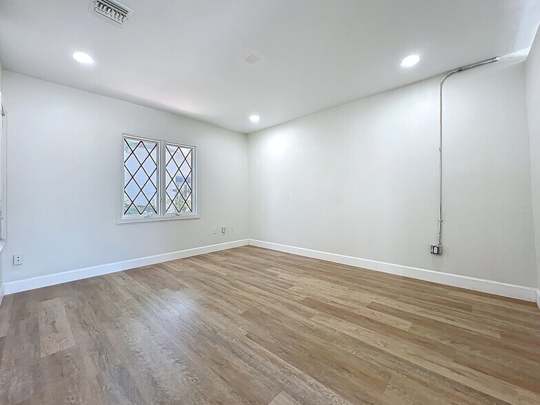 More Photos Of 507 East St, Longwood Office Residential For Lease