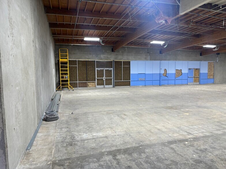 More Photos Of 15095 7th St, Victorville Light Distribution For Sale