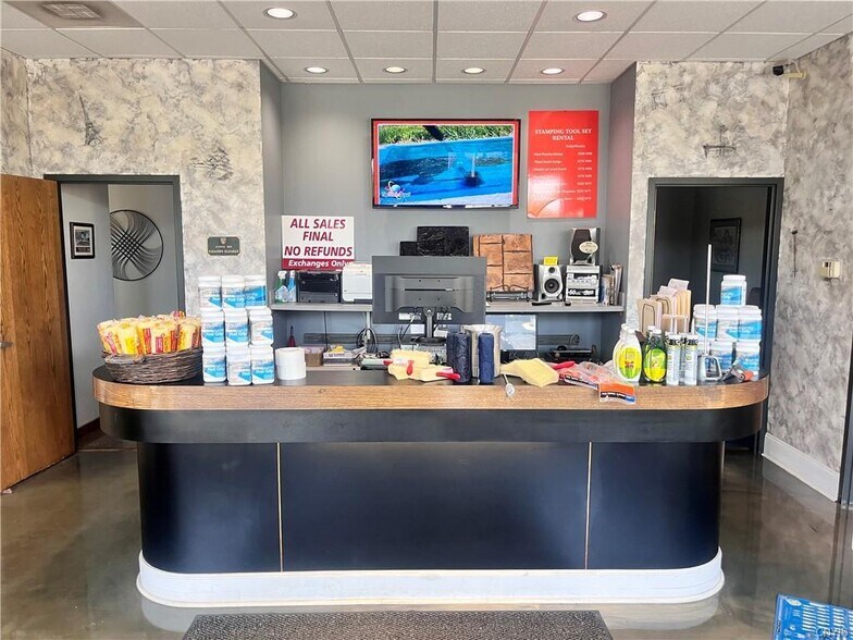 More Photos Of 325 Commerce Blvd, Liverpool Light Manufacturing For Sale