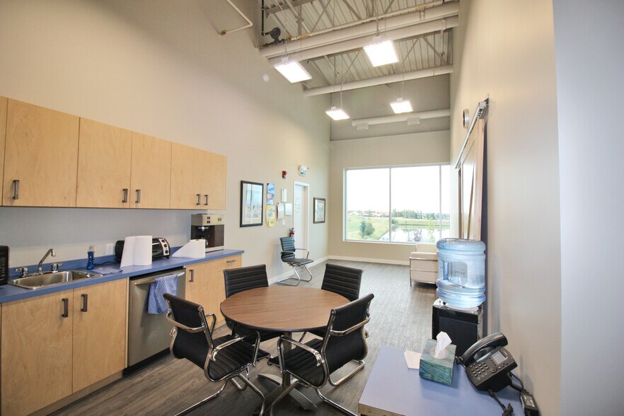 More Photos Of 18 Highland Park Way NE, Airdrie Distribution For Lease