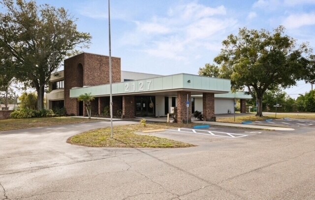 More Photos Of 2127 Grand Blvd, Holiday Light Distribution For Lease