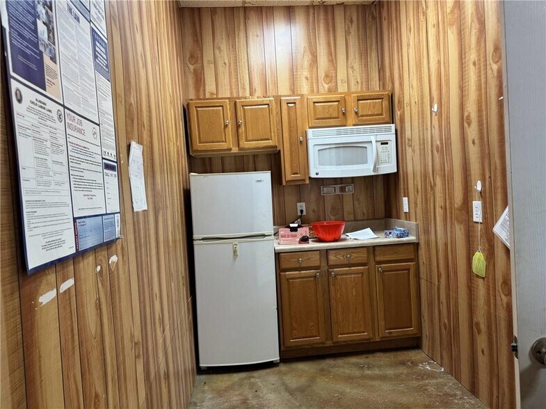 More Photos Of 19390 Highway 43, Mount Vernon Office For Sale