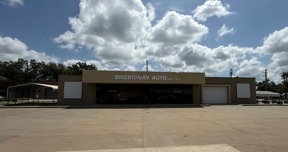 Primary Photo Of 185 NW 46th Ave, Des Moines Auto Dealership For Sale
