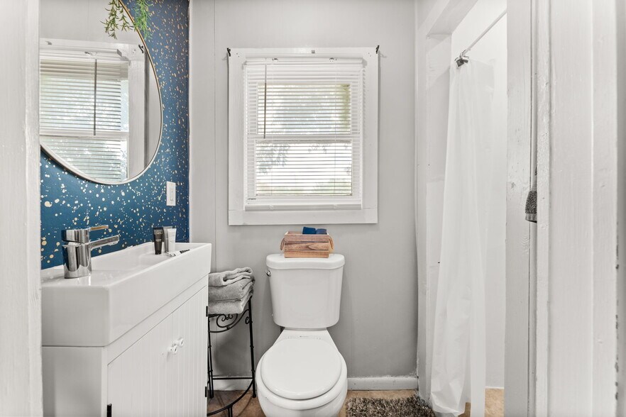 More Photos Of 702 W Wallace St, San Saba Hotel For Sale