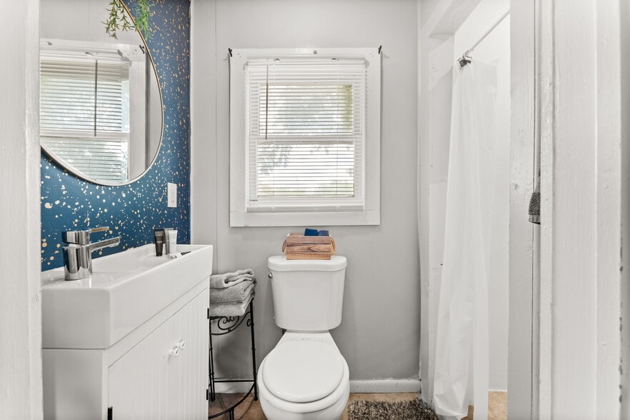 More Photos Of 702 W Wallace St, San Saba Hotel For Sale