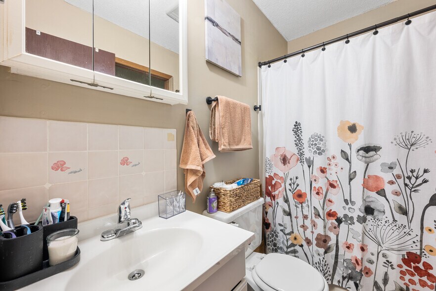 More Photos Of 975 Meriden Rd, Waterbury Specialty For Sale