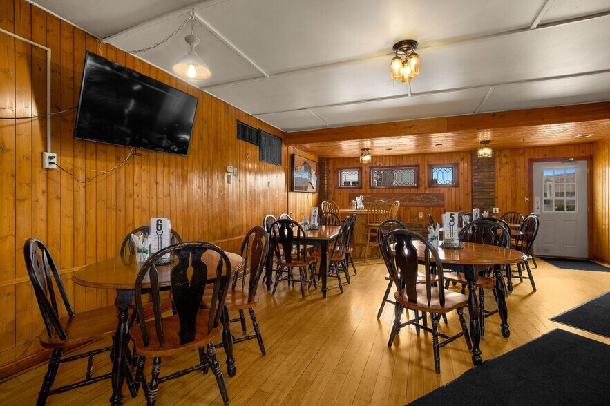 More Photos Of 112 N Shore Dr, Fountain City Restaurant For Sale