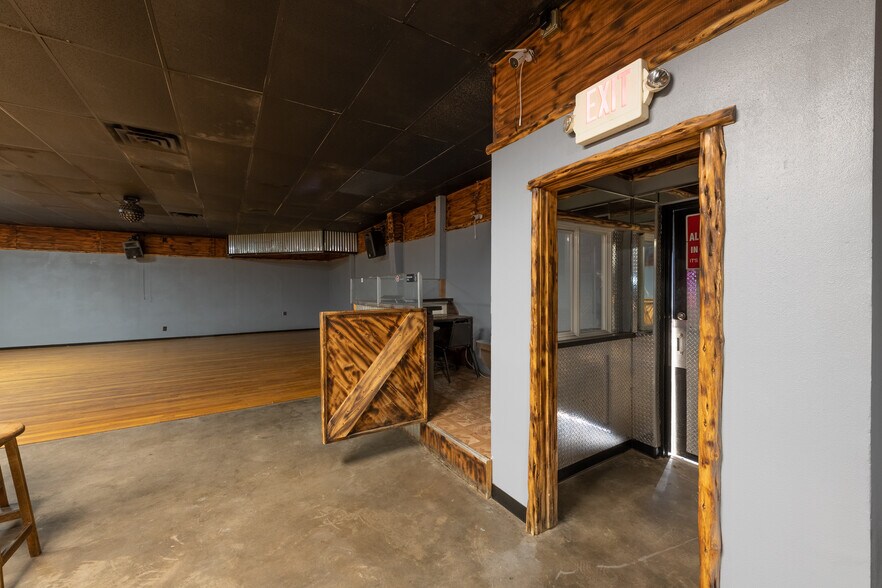 More Photos Of 1402 Old Iowa Park, Wichita Falls Specialty For Lease