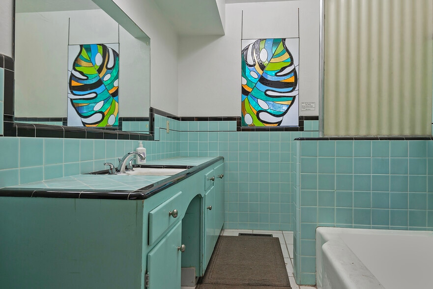More Photos Of 2194 E Fort Union Blvd, Salt Lake City Freestanding For Sale