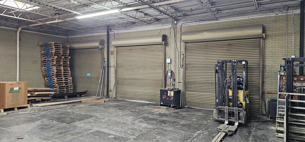More Photos Of 110 E 15th St, Newton Warehouse For Lease