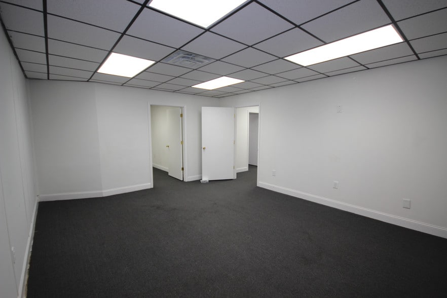 More Photos Of 2401-2411 S Charles Blvd, Greenville Office For Lease
