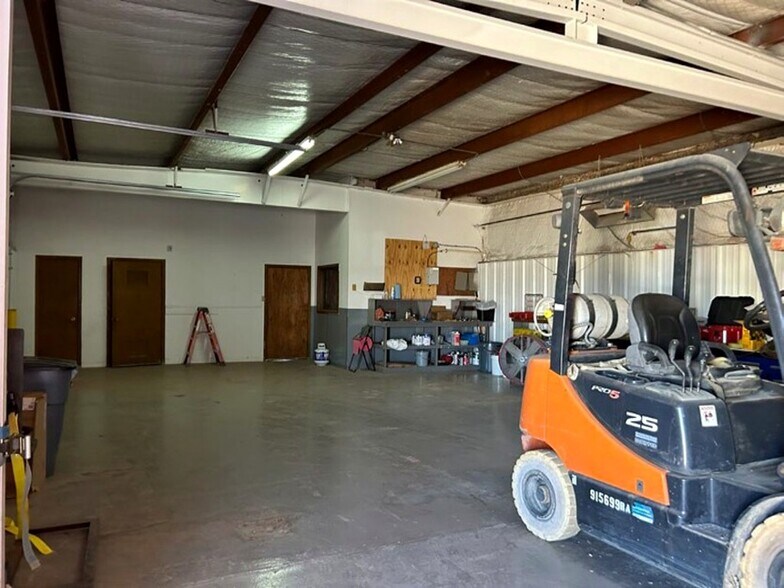 More Photos Of 2006 Kings Hwy, Snyder Service For Sale