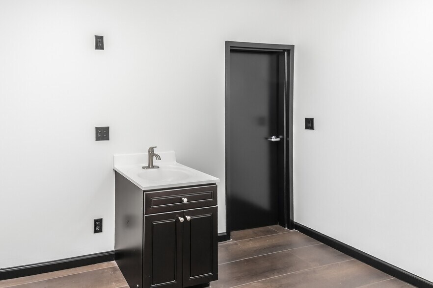 More Photos Of 816 Hempstead Tpke, Franklin Square Office For Lease