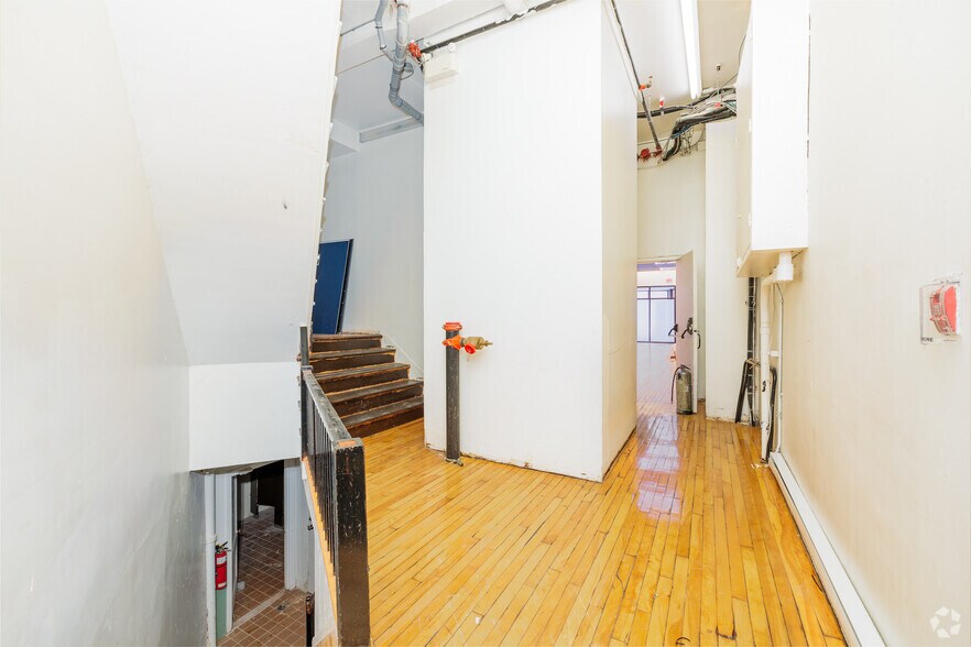 More Photos Of 4225 Rue Notre-Dame O, Montréal Office For Sale