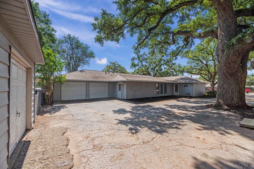 More Photos Of 1001 Avenue A, Katy Storefront Retail Office For Lease