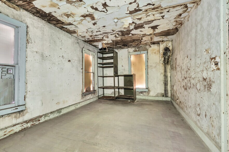 More Photos Of 500 W Commercial St, Springfield Storefront Retail Office For Sale