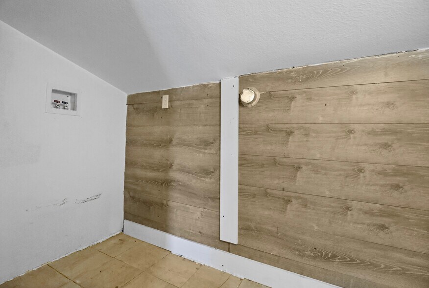 More Photos Of 1850 Easton Blvd, Des Moines Storefront Retail Residential For Sale