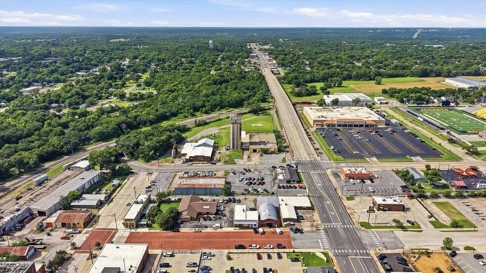 More Photos Of 118 W Chestnut St, Denison Office For Sale