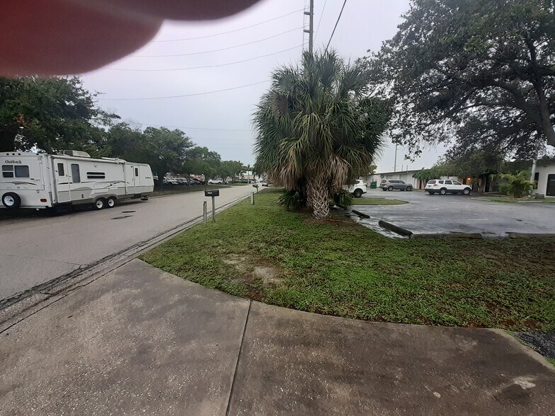 More Photos Of 4201-4205 116th Ter N, Clearwater Warehouse For Lease