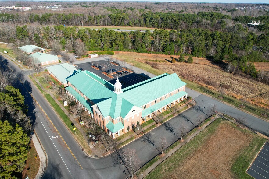 More Photos Of 15905 Brookway Dr, Huntersville Office For Lease