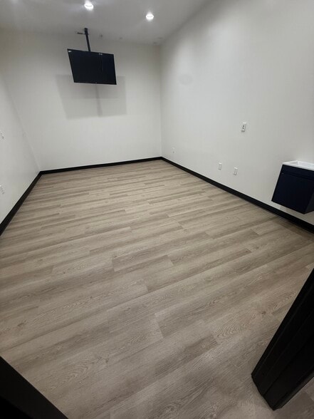 More Photos Of 5324-5326 W 16th St, Indianapolis Storefront Retail Office For Lease