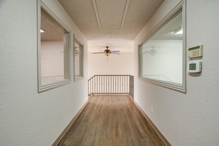 More Photos Of 2030 S Las Vegas Trl, White Settlement Office For Sale
