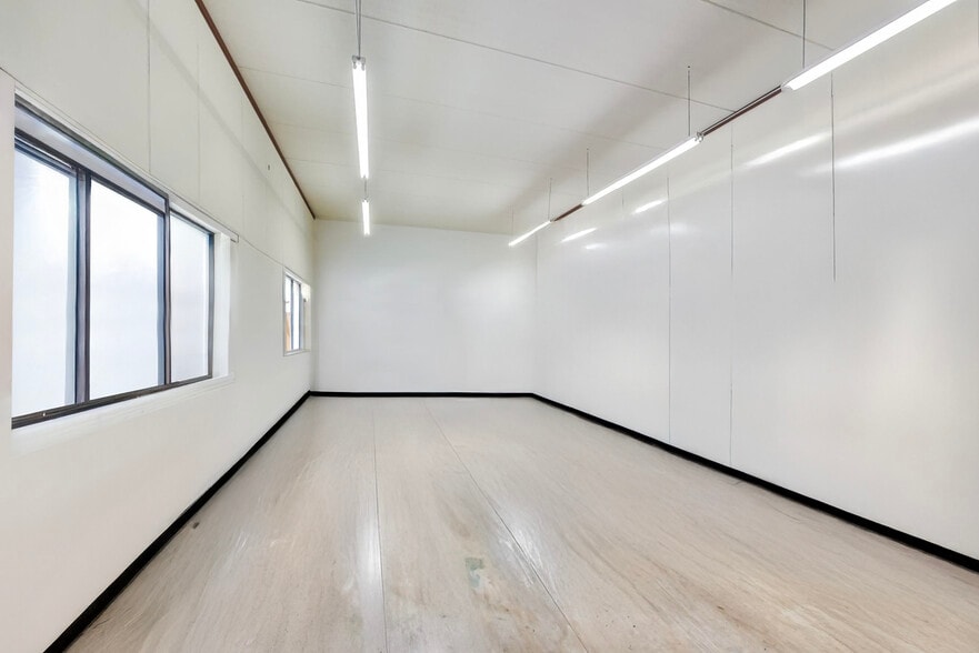 More Photos Of 918 N Ashland Ave, Chicago General Retail For Lease