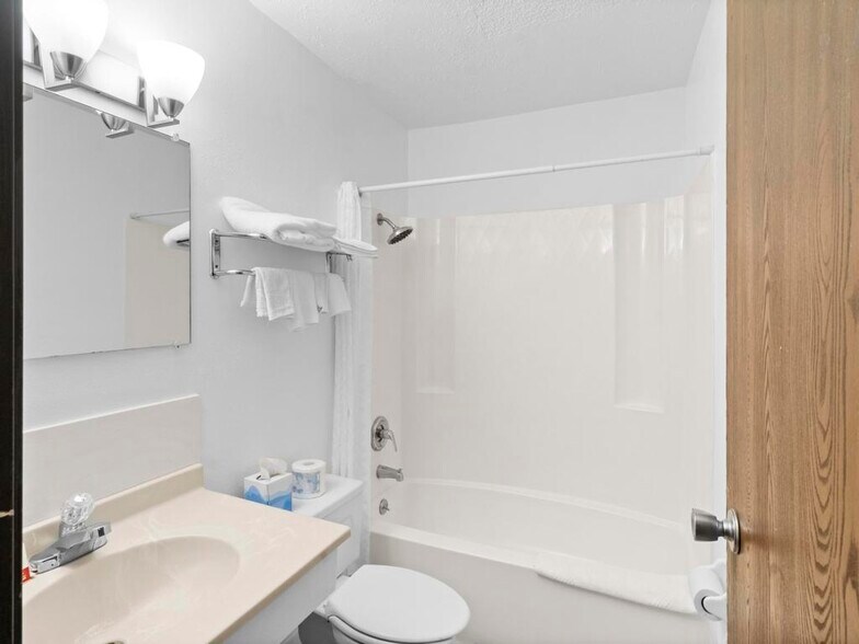 More Photos Of 1419 W 3rd St, Alliance Hotel For Sale