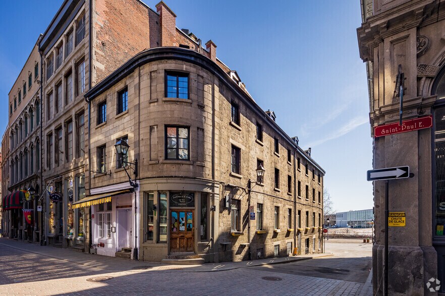 More Photos Of 21 Rue de la Commune E, Montréal Storefront Retail Residential For Lease