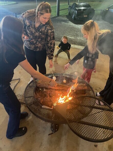 More Photos Of 600 N Main St, Lone Star Restaurant For Sale