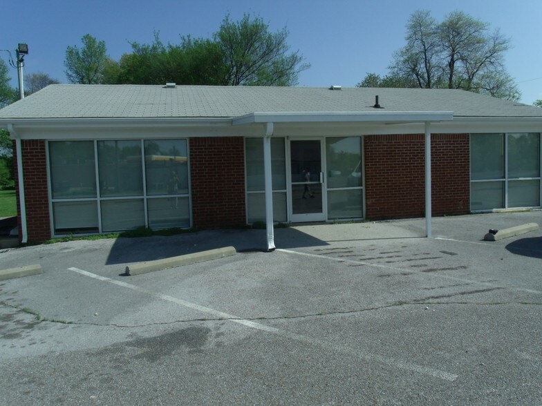 More Photos Of 1000 Elm St, Fulton Freestanding For Sale