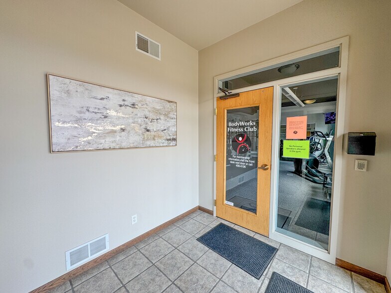 More Photos Of 808 4th St NE, Hampton Office For Sale