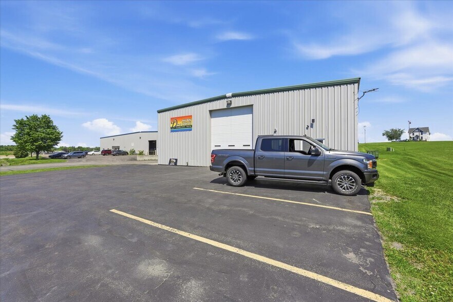 More Photos Of 590 Commercial Ave, Waterloo Auto Repair For Sale